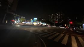 興達電廠跳機 又大停電了（2）台電表示，17日下午用電需求持續上升，晚間8時10分因負載突升，供電能力不足，8時50分執行分區輪流停電。圖為高雄市停電區域馬路ㄧ片漆黑。中央社記者董俊志攝  110年5月17日
