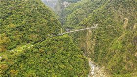 太魯閣峽谷英國第五頻道節目拍攝台灣絕美鐵道，在東部體驗太魯閣峽谷的鬼斧神工。（觀光局駐倫敦辦事處提供）中央社記者戴雅真倫敦傳真 110年5月17日