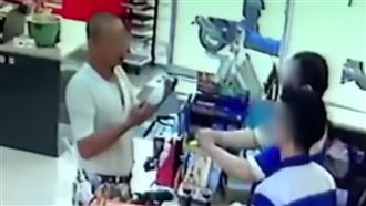 不戴口罩拒實聯制　平頭男竟痛毆店員