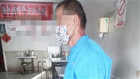 阿伯買飯沒戴口罩！路人沉默遞史奴比　1.6萬人淚：典範▲。（圖／翻攝自爆料公社公開版）