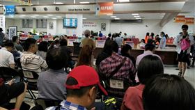 降稅有感！直擊綜所稅申報　民眾超嗨：今年繳的稅少一半(圖/記者陳弋攝)