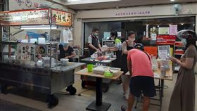 新北市政府要求列管夜市落實人流管制，並全程佩戴口罩、保持社交距離，熟食飲食攤位設置遮罩並禁止試吃，用餐座位設置隔板或採梅花座，無法落實則採外帶等防疫措施（圖／翻攝自新北市府官網）