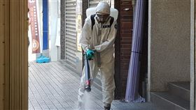 北市環保局今天在陸軍第六軍團33化學兵群的支援下，動員逾百人與陸軍悍馬車，啟動第二波中萬華的公共環境地毯式大消毒。北市府提供