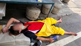 清潔人員,中暑,路邊,消毒（圖／翻攝自臉書《新竹大小事》）