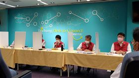 台中重慶國小女童確診  市府開記者會武漢肺炎（2019冠狀病毒疾病，COVID-19）本土疫情擴大，台中市重慶國小一名6年級女童確診，市長盧秀燕（後排右3）17日上午舉行記者會說明，並公布女童足跡。中央社記者蘇木春攝  110年5月17日