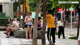 白色背心女子仍在龍山寺對面公園拉客。（圖／金色力量黨主席童仲彥提供）
