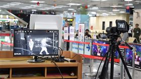 澎湖縣府：畢旅、大型活動取消或延期（1）因應疫情升溫，澎湖縣長賴峰偉12日在防疫會議中宣布，重啟港埠入境紅外線體溫儀，落實營業場所防疫管理，6月8日前的畢業旅行、校外教學、廟會、大型活動一律取消或延後。（澎湖縣政府提供）中央社　110年5月12日