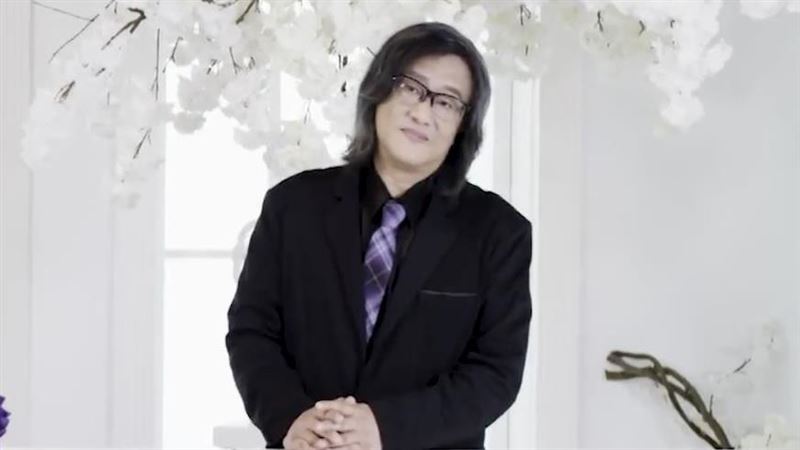 56歲施文彬瞞老婆？約辣妹海邊濕身