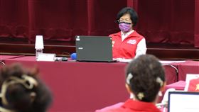 家長盼彰化停課防疫　王惠美：有疑慮可在家學習彰化縣武漢肺炎確診個案累計達20例，有國中、國小學生確診，部分家長希望全縣停課，對此，彰化縣長王惠美（後）17日出席應變會議後表示，家長若有疑慮，可讓孩子在家學習。中央社記者蕭博陽彰化縣攝　110年5月17日