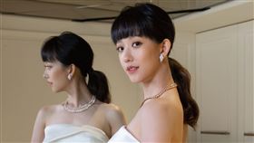 孟耿如戴寶格麗Serpenti系列頂級珠寶搭配NICOLE+FELICIA白紗禮服。（圖／NICOLE+FELICIA提供）