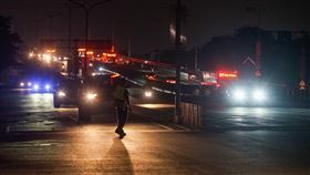 晚間分區停電　警察疏導交通（2）17日晚間8時左右國家警報大響，台電表示，晚間8時10 分因負載突升，供電能力不足，8時50分執行分區輪流停電。圖為台北市民權大橋內湖端停電，警察在下橋處指揮交通。中央社記者裴禛攝  110年5月17日