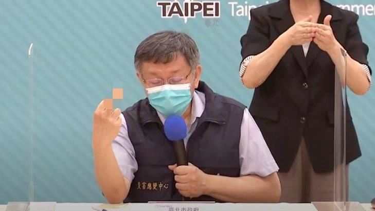 看柯文哲沒有？市場人潮聚集沒戴口罩