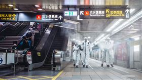 陸軍33化學兵群18日前往臺北市捷運站實施消毒。（圖／軍聞社提供）