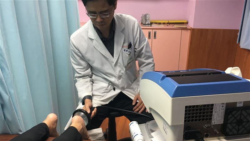 一踩地腳跟就痛　4招改善足底筋膜炎