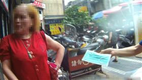 新北婦人未戴口罩又嗆要看公文號遭警告發68歲陳姓婦人18日上午準備到銀行辦業務，卻不願配合規定戴口罩，甚至員警到場仍嗆聲「要看公文號」等，屢勸不聽下，員警依法告發，移送新北市衛生局處置。（翻攝畫面）中央社記者沈佩瑤傳真　110年5月18日