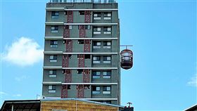 ▲一棟大樓的高層外牆，居然掛著一個超級巨大的鐵籠！（傳媒記者攝）