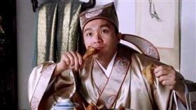 ▲周星馳愛在電影中吃雞翅膀（圖／翻攝自微博）