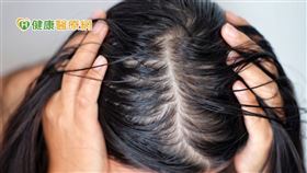 頭皮一旦老化，皮脂腺調控油脂分泌的功能減低，容易受到生物體本身和外界環境干擾，而變得無法平衡頭皮油脂分泌。