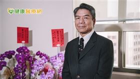 蔡輔仁副校長表示，高雪氏症（Gaucher's Disease）是由法國生理學家高雪氏（Philippe Gaucher）發現而以此名命名，屬代謝性疾病其中一種，為一種儲積症，致病原因是體內的「葡萄糖腦苷脂酶」酵素缺乏，無法將大分子代謝成小分子順利排出體外，導致高雪細胞堆積在體內細胞的溶小體產生病變。