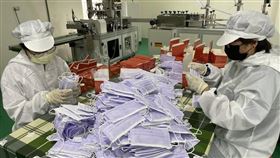 金門第一家醫療口罩工廠正式上線金門首家醫療口罩工廠負責人陳澤林18日表示，自家生產的口罩以金門民眾為優先，目前一天最高可生產10萬片，未來計畫賣到台灣、國外，等小三通復航可能再進軍中國。（陳澤林提供）中央社記者黃慧敏傳真  110年5月18日