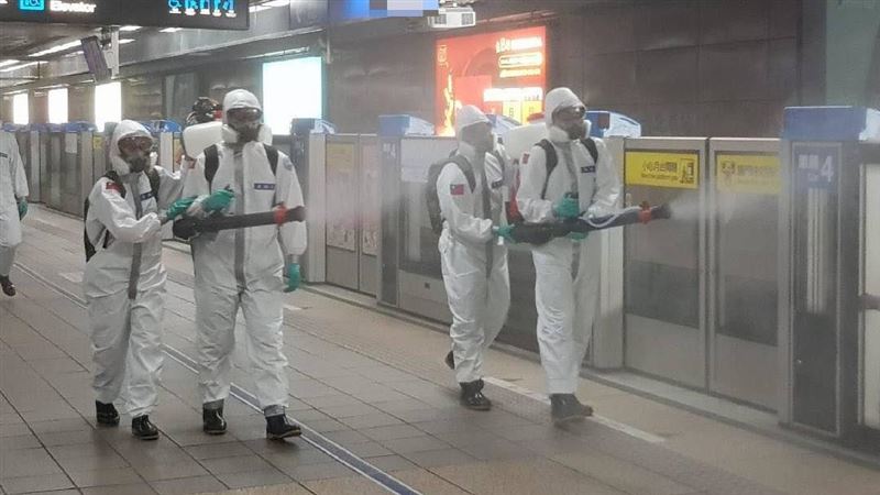 化學兵捷運站大消毒！網感動：辛苦了