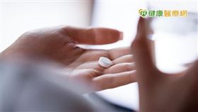 臺北北市藥師公會鼓勵，北市市民避免搭乘大眾運輸工具群聚的風險及減少等待時間，選擇鄰近的健保特約藥局，即能夠免費調劑慢性病連續處方箋，並獲得專業的藥師衛教。即便是領取門診「一般處方箋」（單次調劑）的民眾，也可以到健保特約藥局領藥，以期減少在診間或候診區等待時的群聚風險。