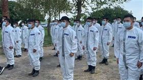 與葡萄媽同桌確診　女還沒戴罩洗頭（圖／翻攝畫面）