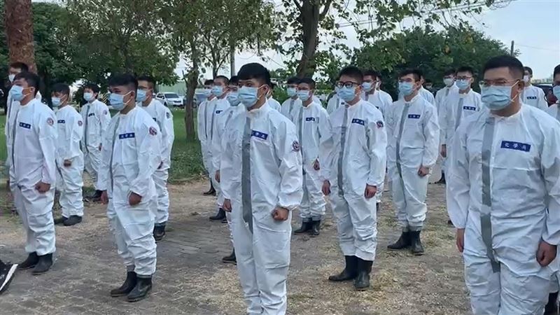與葡萄媽同桌確診　女沒戴罩還去洗頭