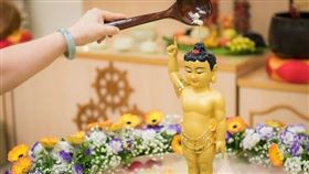 ▲浴佛儀式。（圖／翻攝自佛子弟文庫網站）