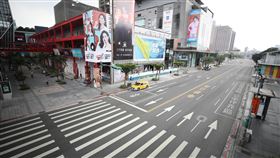 本土個案連續5天破百例　全國疫情警戒升至3級國內武漢肺炎（2019冠狀病毒疾病，COVID-19）疫情擴大，連續5天本土個案破百例，中央流行疫情指揮中心19日宣布，全國疫情警戒升至3級，禁止室內5人聚會。圖為台北信義區街頭中午人潮銳減，明顯冷清。中央社記者張新偉攝  110年5月19日