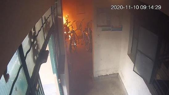 遛狗拿鄰居車套擦狗尿　還點火想滅證
