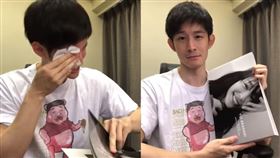 波特王作勢邊翻著新垣結衣寫真邊痛哭。（圖／翻攝自波特王臉書）