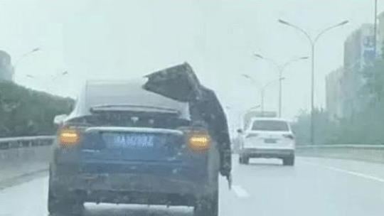 特斯拉雨天不關門　車主嘆：實力不足