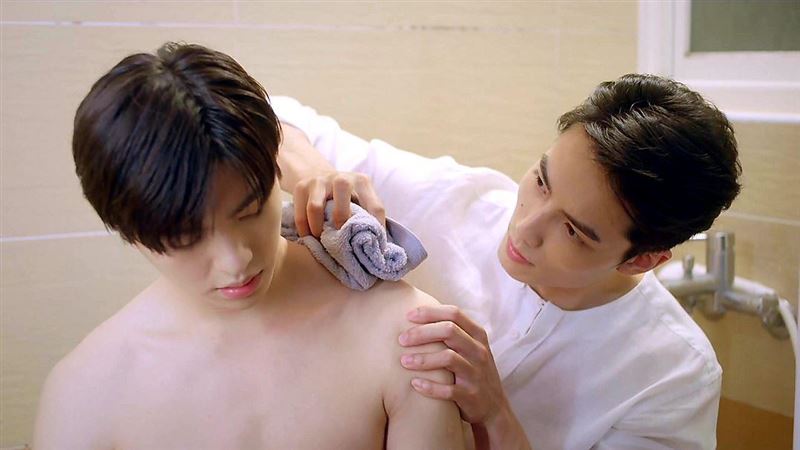 自招愛戴套　男星扒光他強行擦澡超甜