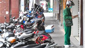 疫情升溫  郵差如常送信（2）疫情升溫，本土案例持續增加，民眾大都在家避疫情。一名郵差19日在空蕩的街頭遞送郵件。中央社記者鄭清元攝  110年5月19日