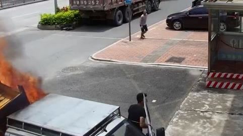 小貨車起火　司機逆向開進消防隊求救