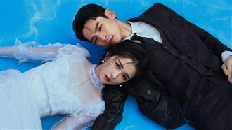 婚紗照！邵雨薇牽「老公」露香肩超甜