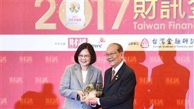 蔡總統頒獎給國策顧問黃天麟總統蔡英文（左）19日到台北圓山飯店出席「2017財訊金融獎頒獎典禮」，頒發「金融奉獻獎」給國策顧問黃天麟（右）。中央社記者王飛華攝  106年10月19日