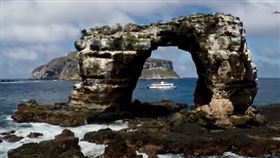 ▲達爾文拱門以及豐富多樣的物種。（圖／翻攝自影片）