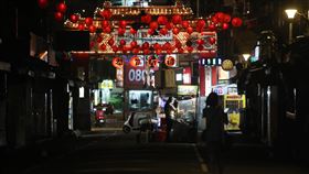 本土疫情加劇　夜市沒人潮（2）本土疫情加劇，全台升至第三級防疫警戒，饒河街觀光夜市人潮銳減，許多攤商沒有營業，19日僅有少數店家及攤販營業。中央社記者張新偉攝　110年5月19日