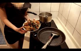 超「胸」鋼琴YT變性感廚娘！炒菜邪惡視角　晃到讓人求饒，圖／翻攝自Pan Piano YouTube