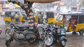 印度　下雨
https://www.flickr.com/photos/coral/38029996/in/photolist-4mUZA-4mUTi-4mUUa-2kU4CsE-4mUWB-4mUVy-4mUY4-4mV1G-4mURJ-4mV3Z-4mUYM-4mUW1-4mV5y-4mV2j-4mUSu-4mUSN-4mV4q-4mURh-4mUX7-4mUUC-4mUV1-2kiCLTF-