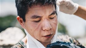 化學兵於彰化地區及北市數地執行消毒作業陸軍36化學兵群19日在彰化地區持續進行消毒作業，結束任務後，可見口罩在官兵臉上留下的痕跡。（軍聞社提供）中央社記者鍾佑貞傳真  110年5月19日