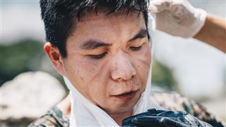 頂高溫消毒！國軍臉頰現「驕傲印痕」