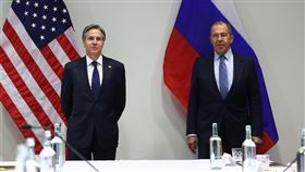 北極會議19日在冰島首都雷克雅維克登場，美國國務卿布林肯（左）與俄國外長拉夫羅夫（右）皆強調兩國差異，但稱雙方在部分議題上應該合作。（圖／翻攝自twitter.com/MID_RF）
