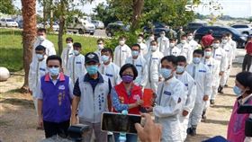 與葡萄媽同桌確診　女還沒戴罩洗頭（圖／翻攝畫面）