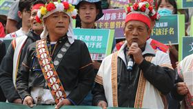 打獵釋憲案辯結　原民盼理解狩獵文化（1）大法官9日就原住民王光祿等打獵釋憲案召開言詞辯論庭。原民團體在司法院外舉行庭後記者會，聲請人王光祿（前右）、潘志強（前左）與辯護律師出席說明，盼大眾理解原住民族狩獵文化。中央社記者裴禛攝  110年3月9日