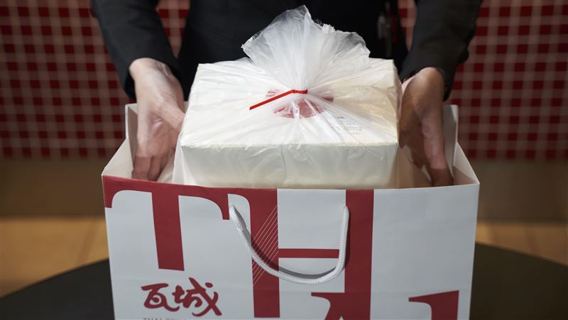 瓦城董座暖向員工喊話：不減薪不裁員