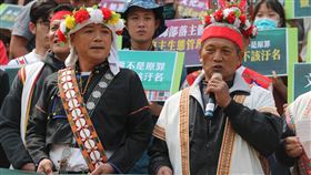 打獵釋憲案辯結　原民盼理解狩獵文化（1）大法官9日就原住民王光祿等打獵釋憲案召開言詞辯論庭。原民團體在司法院外舉行庭後記者會，聲請人王光祿（前右）、潘志強（前左）與辯護律師出席說明，盼大眾理解原住民族狩獵文化。中央社記者裴禛攝  110年3月9日