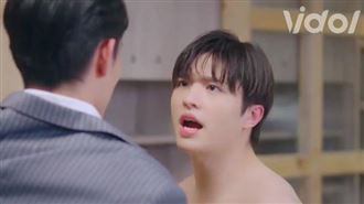 雷／浴巾被扯光　男神全裸現身引暴動